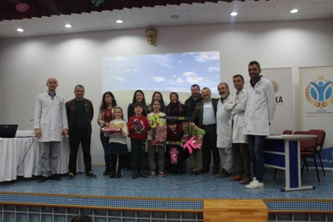 D&uuml;nya Pi G&uuml;n&uuml;&rsquo;n&uuml; Unutmadılar