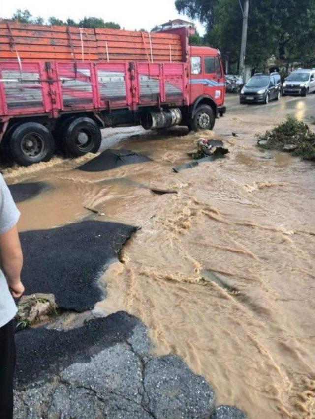 Kocaeli’nin Gebze İlçesine Bağlı Tavşanlı Köyünde Bulunan Ballıkayalar’da Piknik Yapmaya Giden 8 Kişi Mahsur Kaldı. Selde Mahsur Kalan 8 Kişiyi Kurtarmak İçin Çalışma Başlatıldı. Olay Yerine Helikopter Sevk Edildi.