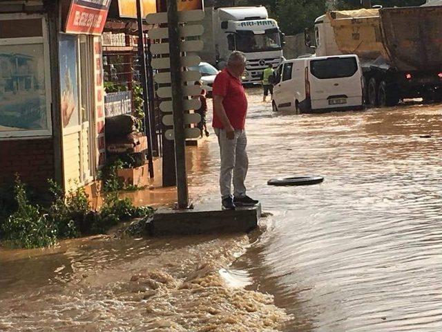 Kocaeli’nin Gebze İlçesine Bağlı Tavşanlı Köyünde Bulunan Ballıkayalar’da Piknik Yapmaya Giden 8 Kişi Mahsur Kaldı. Selde Mahsur Kalan 8 Kişiyi Kurtarmak İçin Çalışma Başlatıldı. Olay Yerine Helikopter Sevk Edildi.