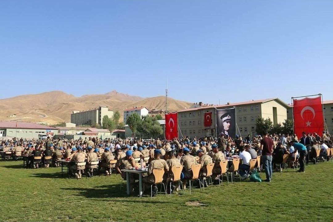 Milli Savunma Bakanı Akar, Y&uuml;ksekova&rsquo;da Mehmet&ccedil;ikle Bayramlaştı