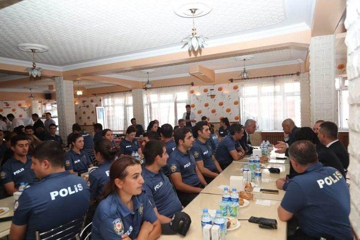 Vali Topaca, Polislerle Bayramlaştı G1