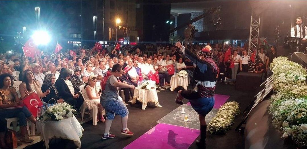 Kurtuluş Kutlamalarına Atlı Efeler Ve Trt Sanat&ccedil;ıları Damga Vurdu