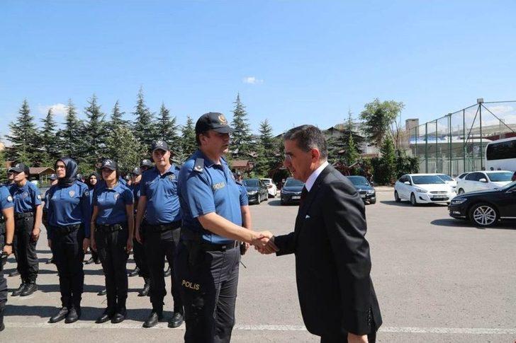 Vali Topaca, Polislerle Bayramlaştı G5