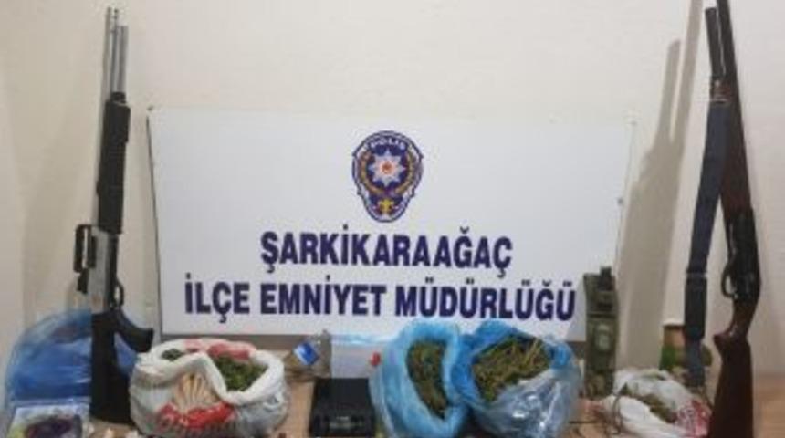 Üzerinde Uyuşturucu Madde Ele Geçirilen Şahsın Evinden 1.5 Kilogram Esrar Çıktı