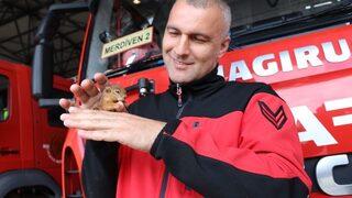 İtfaiye Çavuşu Yavru Sincaba Çocuğu Gibi Bakıyor