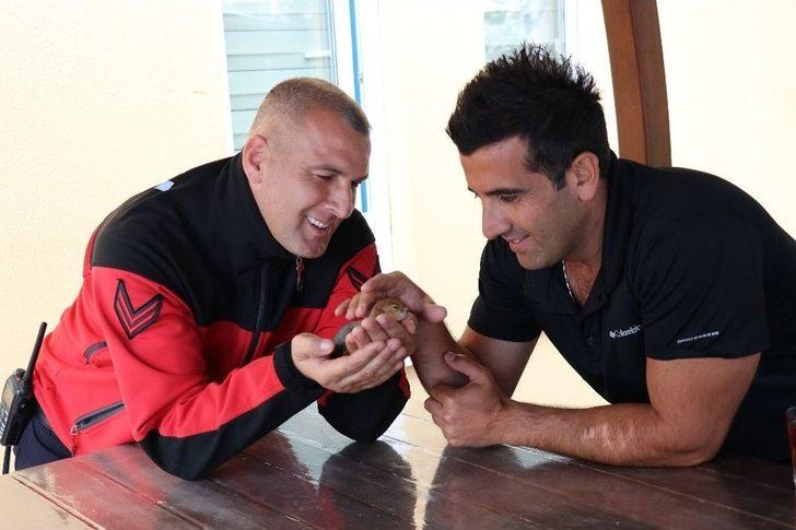 İtfaiye Çavuşu Yavru Sincaba Çocuğu Gibi Bakıyor G4