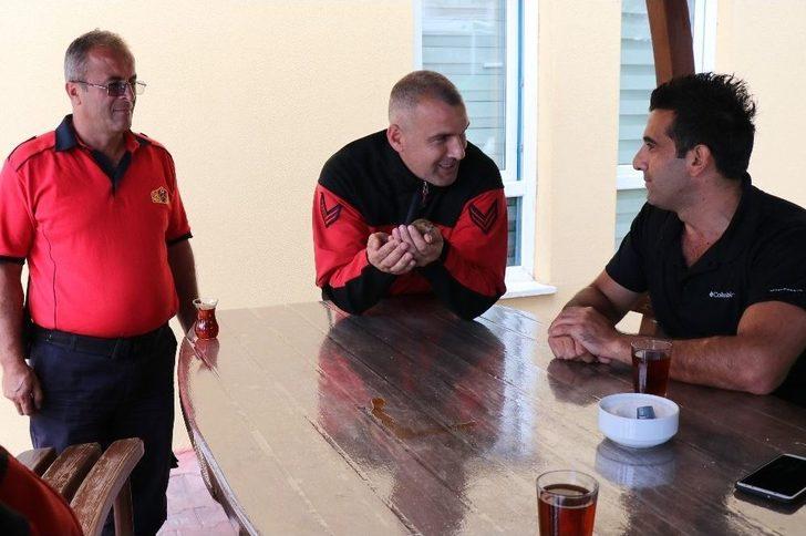 İtfaiye Çavuşu Yavru Sincaba Çocuğu Gibi Bakıyor G5