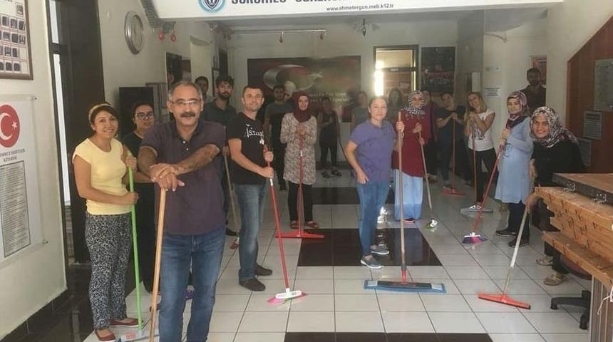 Okul M&uuml;d&uuml;r&uuml; Ve &Ouml;ğretmenler Okul Temizliği Yaptı