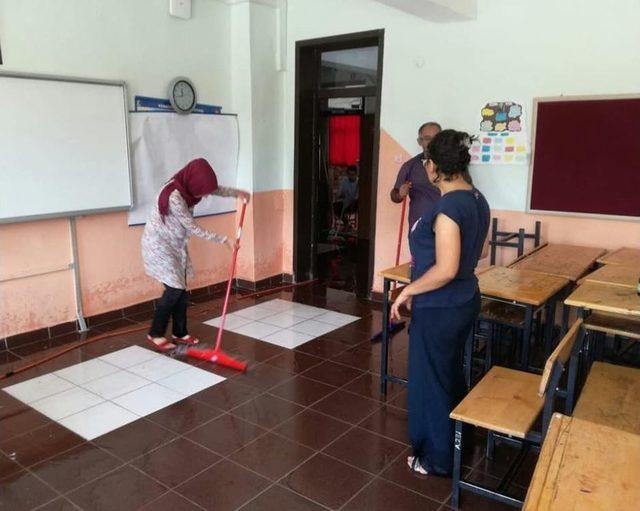 Okul Müdürü Ve Öğretmenler Okul Temizliği Yaptı