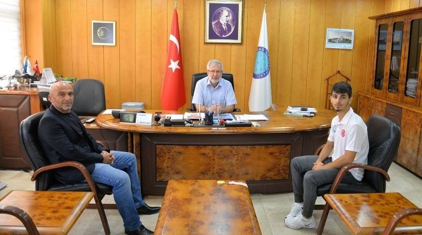 Karatenin &lsquo;messi&rsquo;si Rekt&ouml;r Ulcay&rsquo;ı Ziyaret Etti