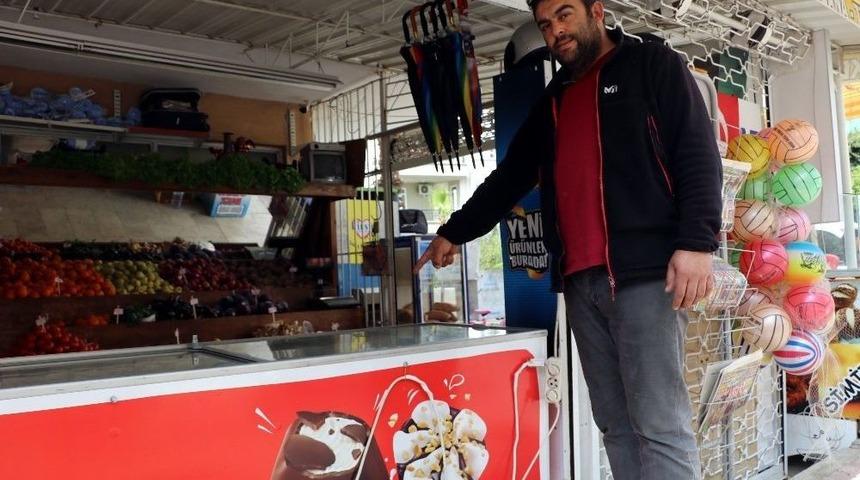 Hırsızın B&ouml;ğ&uuml;rtlenli Ve Bademli Dondurma Aşkı, Market Sahibini &Ccedil;ilden &Ccedil;ıkardı