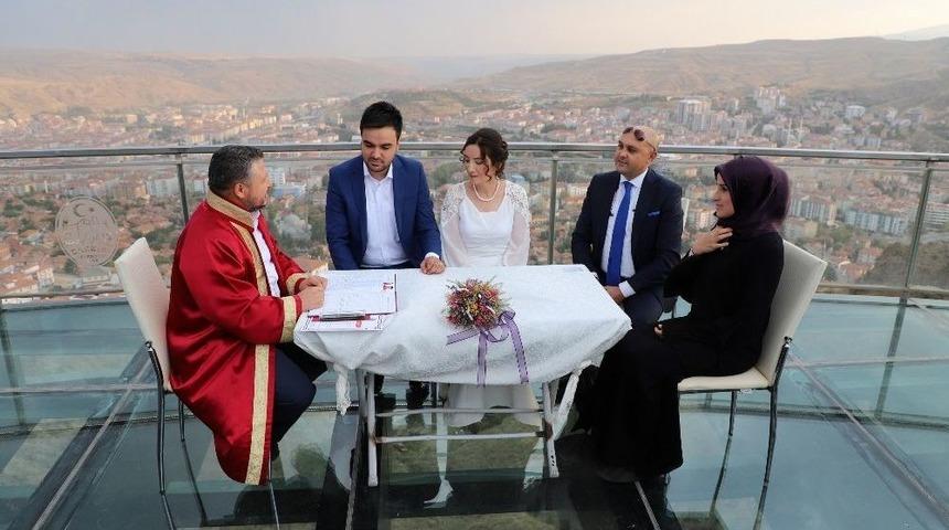 Cam Seyir Terasında Nikah