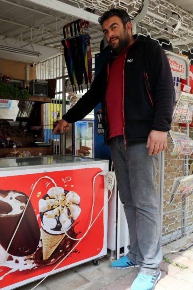 Hırsızın Böğürtlenli Ve Bademli Dondurma Aşkı, Market Sahibini Çilden Çıkardı