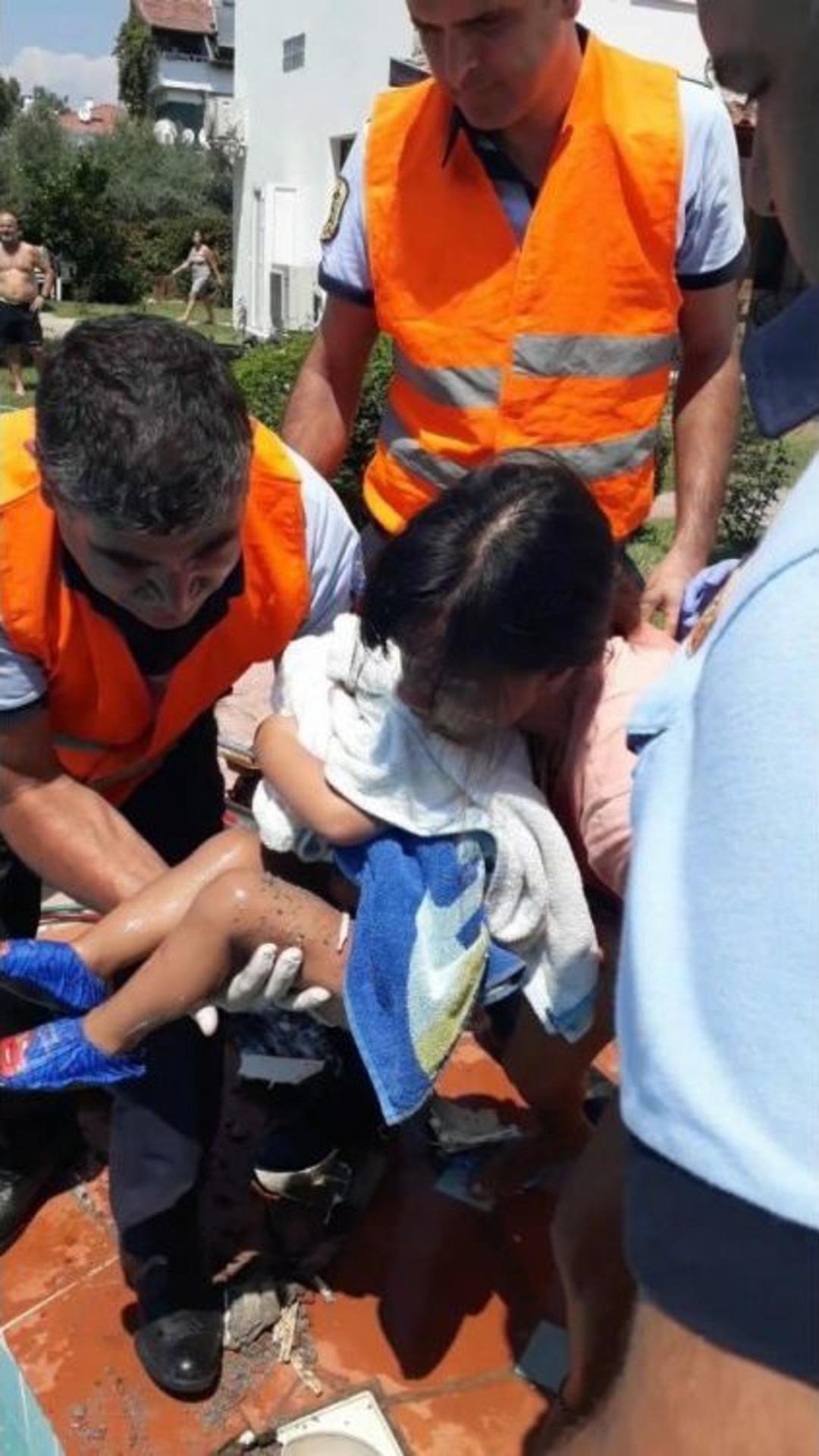 Fethiye&rsquo;de Boruya Sıkışan &Ccedil;ocuğu İtfaiye Kurtardı