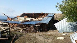 Kastamonu’da Şiddetli Fırtına, Ağaçları Devirdi, Çatıları Uçurdu