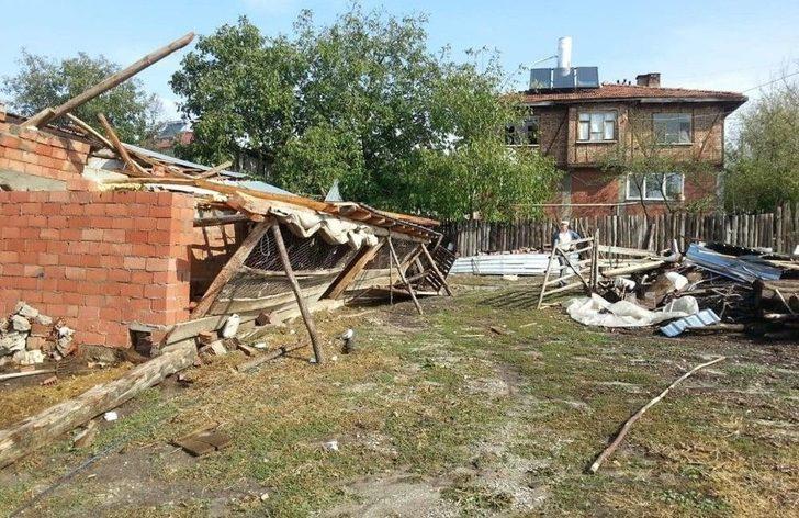 Kastamonu’da Şiddetli Fırtına, Ağaçları Devirdi, Çatıları Uçurdu G1