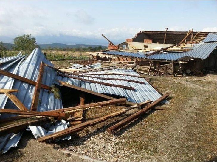Kastamonu’da Şiddetli Fırtına, Ağaçları Devirdi, Çatıları Uçurdu G4