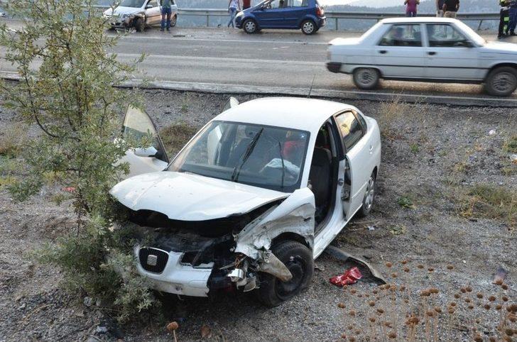 Antalya’da 6 Araç Birbirine Girdi: 11 Yaralı G3