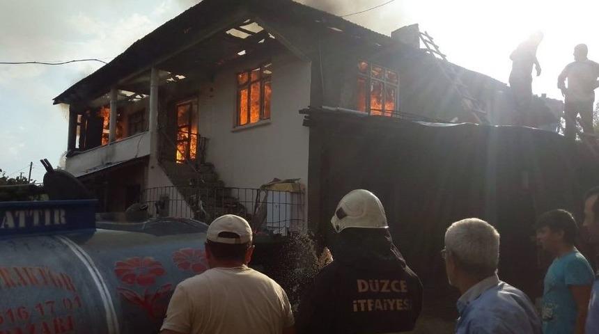 2 Katlı Ahşap Ev Yanarak K&uuml;l Oldu