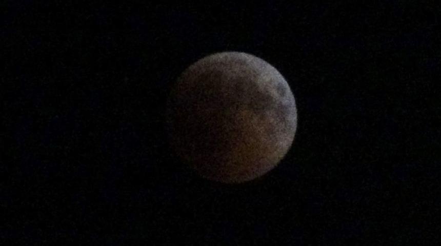 Ay Kızıla Büründü Vatandaşlar Telefonlarına Sarıldı