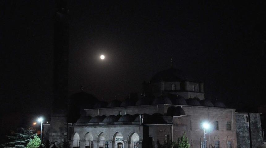 Kars’ta ‘kanlı Ay’ Tutulması