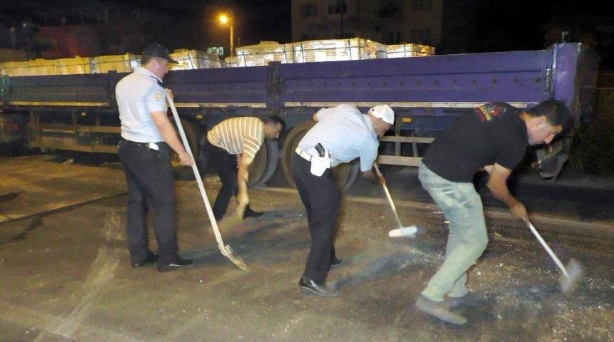 Yol Kapanınca Temizlik Polislere Kaldı