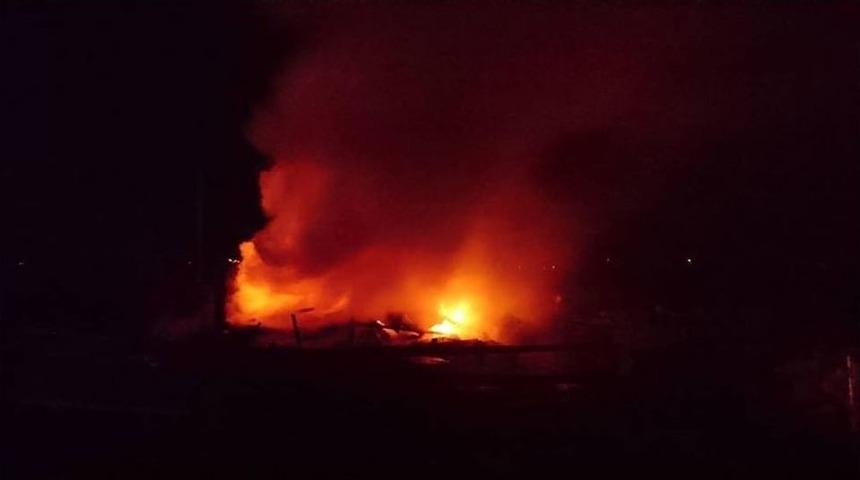 Bolu’da Odunluk Yangınında Kümes Hayvanları Telef Oldu