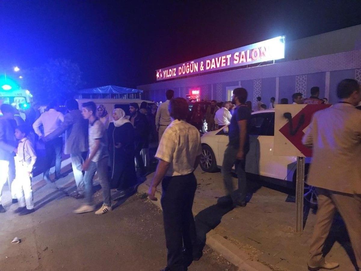 D&uuml;ğ&uuml;nde Gelin Ve Damadın Ailesi Arasında Kavga: 8 Yaralı