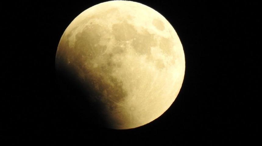 Manisa&rsquo;da Kanlı Ay Tutulması B&ouml;yle G&ouml;r&uuml;nt&uuml;lendi