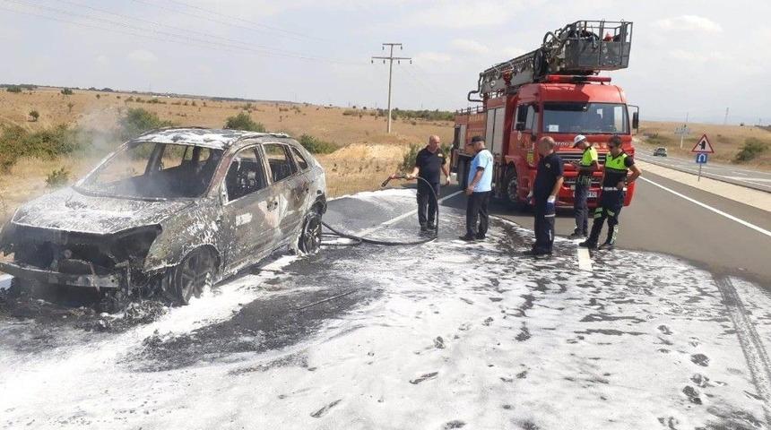 Seyir Halindeyken Yanan Otomobil K&uuml;le D&ouml;nd&uuml;