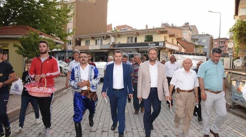 &Ccedil;an Belediyesi&rsquo;nin 7.geleneksel Yağlı Pehlivan G&uuml;reşleri Kortej Y&uuml;r&uuml;y&uuml;ş&uuml;yle Başladı