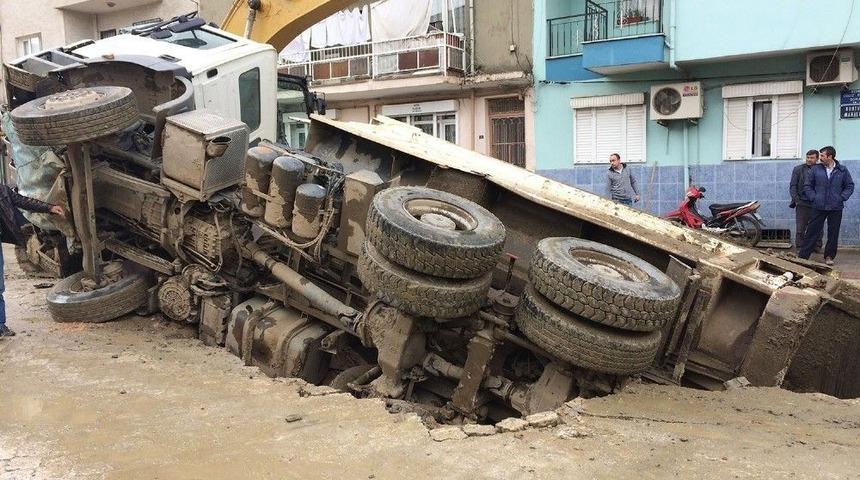 &Ccedil;alışma Yapılan Yol &Ccedil;&ouml;kt&uuml; Kamyon &Ccedil;ukura D&uuml;şt&uuml;