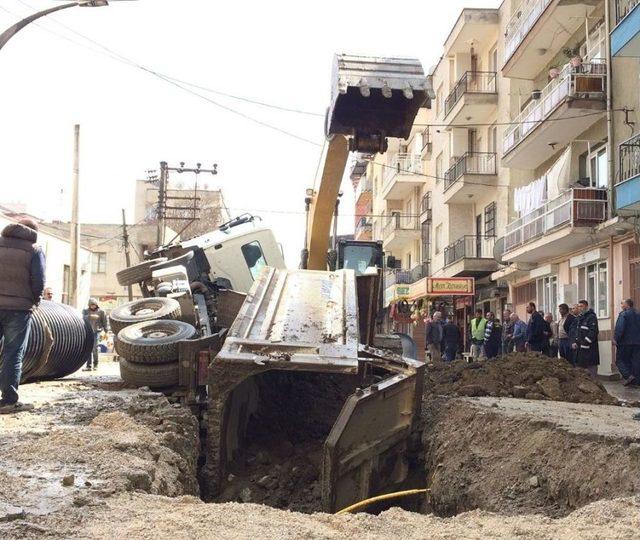 Çalışma Yapılan Yol Çöktü Kamyon Çukura Düştü