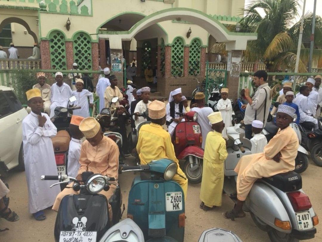 Tanzanya&rsquo;da M&uuml;sl&uuml;manlar Bayram Namazı İ&ccedil;in Camileri Doldurdu