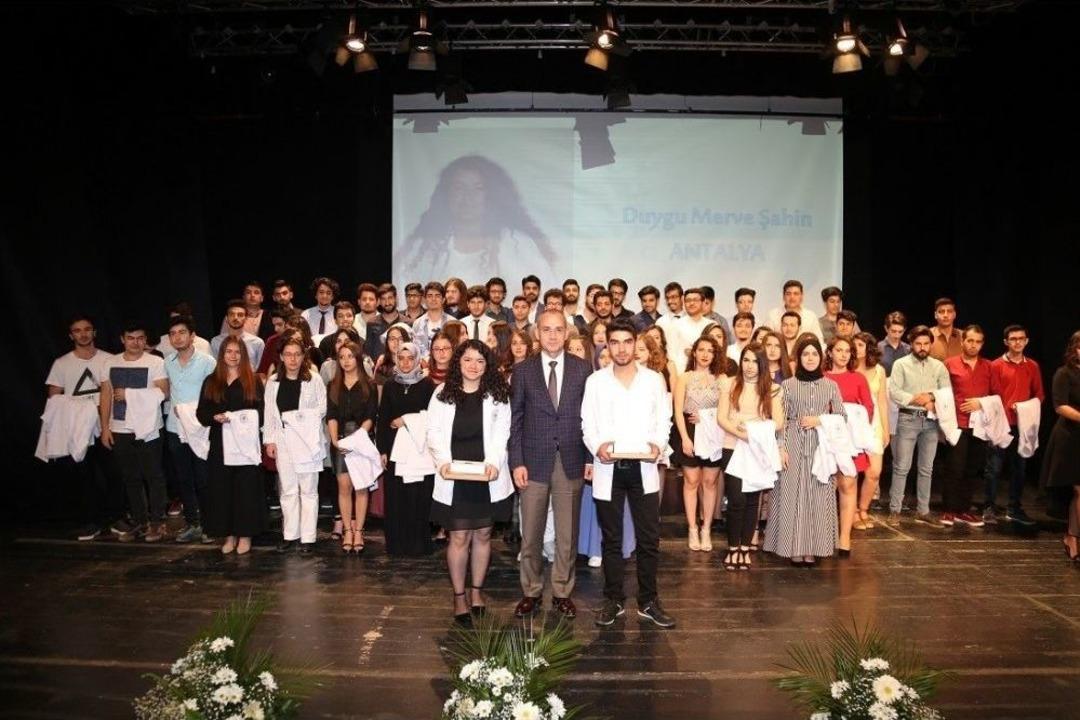 Alk&uuml;&rsquo;l&uuml; İlk Tıbbiyeliler &Ouml;nl&uuml;klerini Giydi