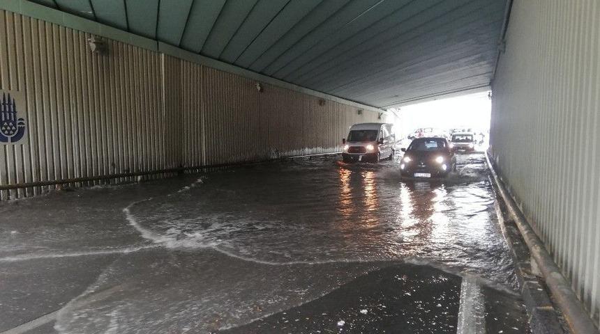 Avcılar&rsquo;da Minib&uuml;s Ve Şof&ouml;r&uuml; Sel Sularında Mahsur Kaldı