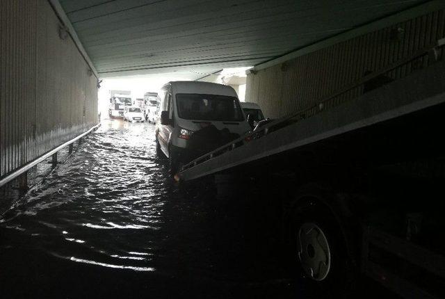 Avcılar’da Minibüs Ve Şoförü Sel Sularında Mahsur Kaldı