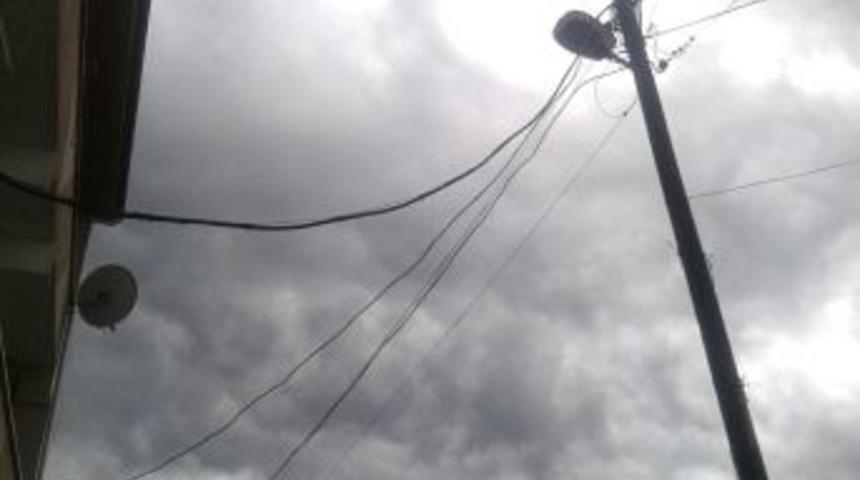 Elektrik Direğine Yıldırım D&uuml;şt&uuml;