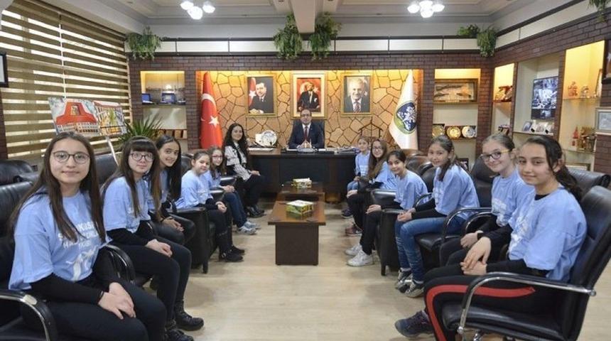 Şampiyon Kızlar Başkan &Ccedil;&ouml;l&rsquo;&uuml; Ziyaret Etti