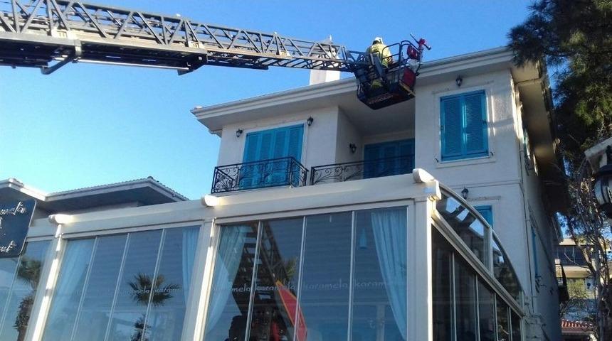 &Ccedil;atıda Mahsur Kalan Kediyi İtfaiye Kurtardı