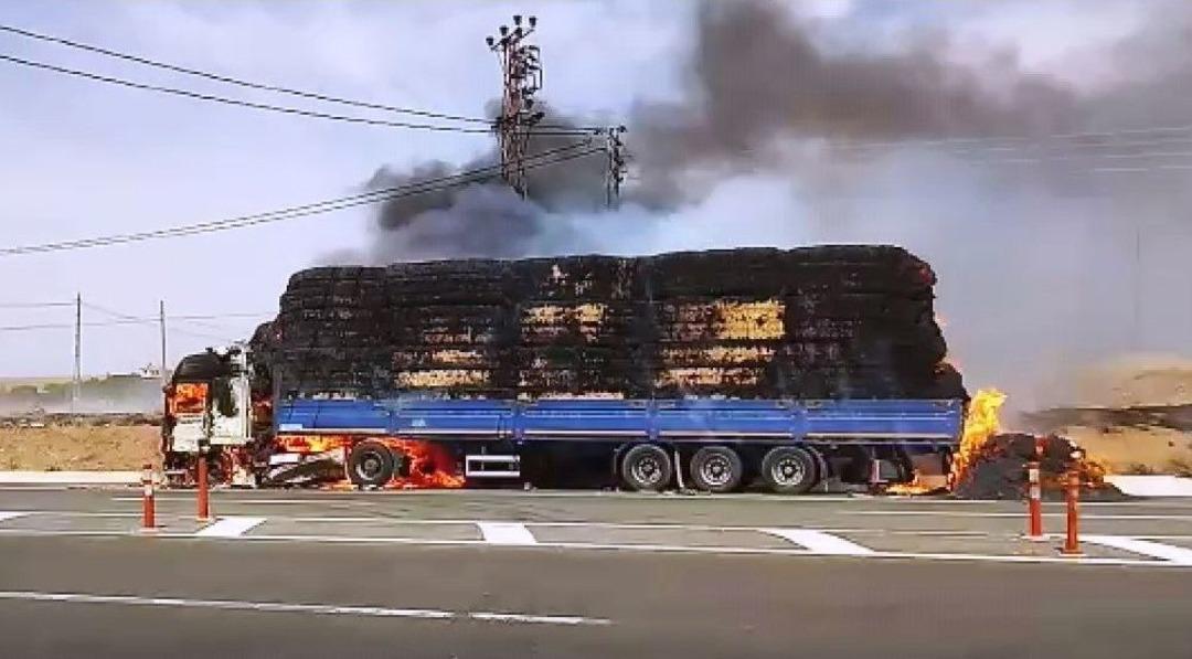 Saman Y&uuml;kl&uuml; Tır Alev Alev Yandı