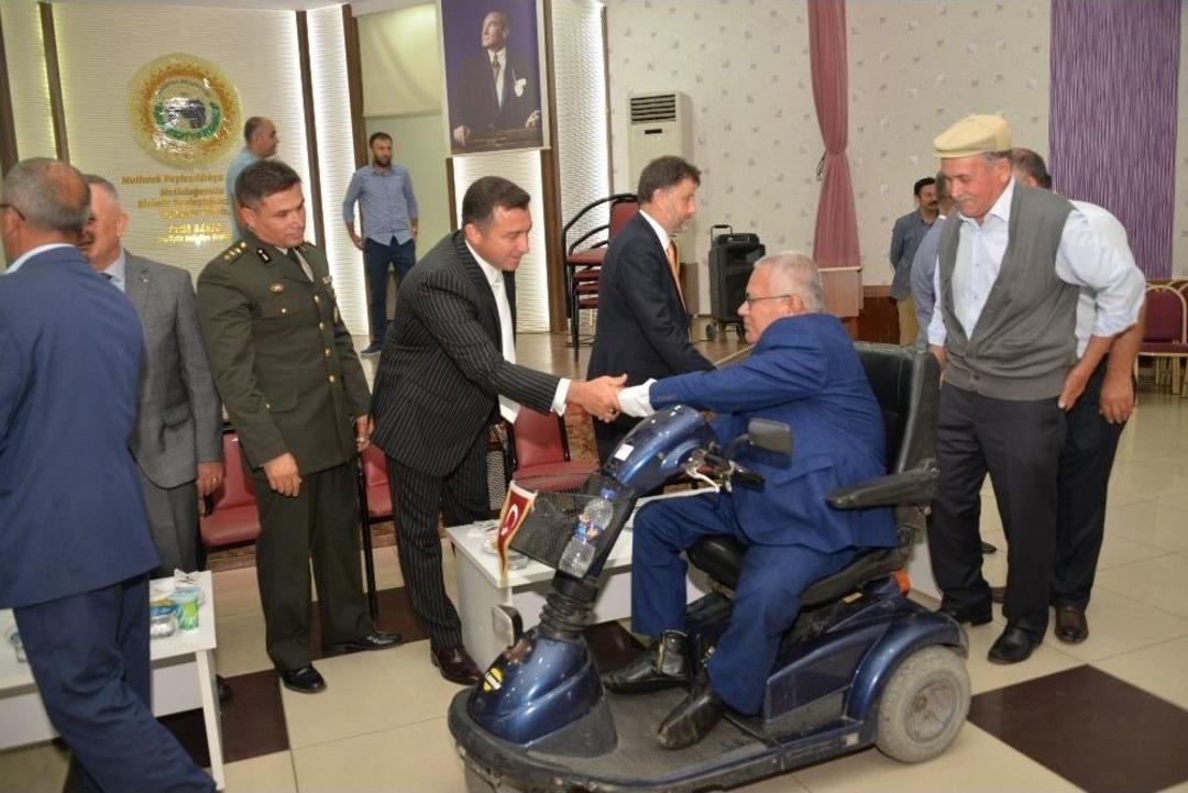 Boz&uuml;y&uuml;k&rsquo;te İl&ccedil;e Protokol&uuml; Vatandaşlarla Bayramlaştı