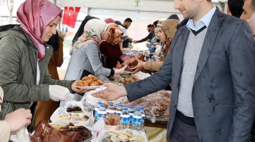 Ga&uuml;n &Ouml;ğrencilerinden Mehmet&ccedil;ik Vakfı Ve Doğu Guta Halkı Kermes D&uuml;zenledi