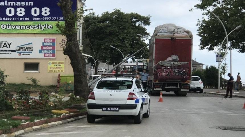 Akçakoca’da Kamyon Aydınlatma Direğini Yıktı