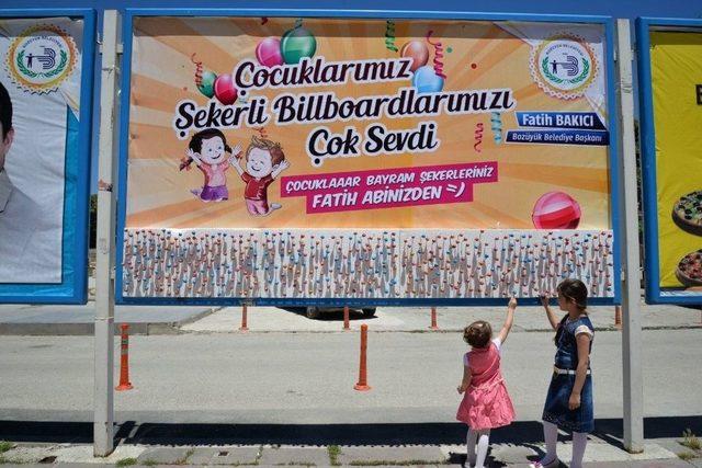 Şekerli Reklam Panoları Çocukları Yine Sevindirdi