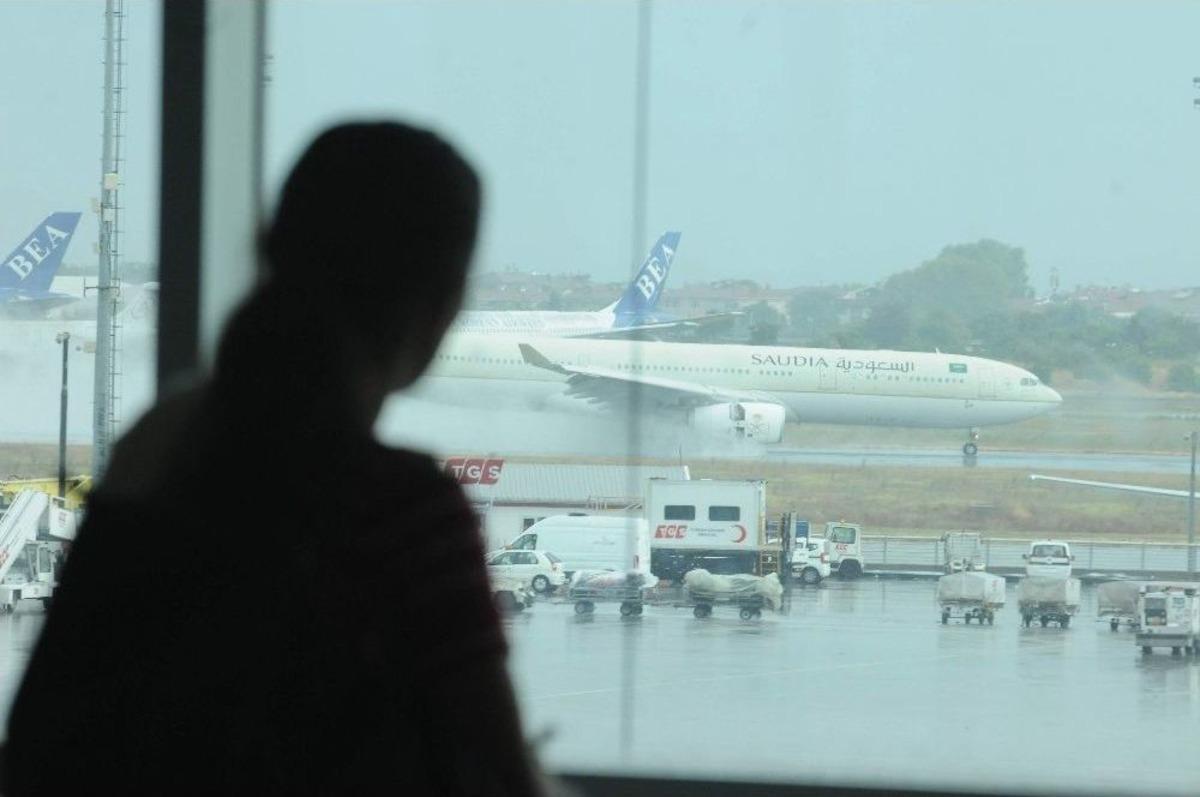 Atat&uuml;rk Havalimanı&rsquo;nda U&ccedil;uşlara Şiddetli Yağış Engeli