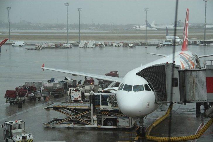Atatürk Havalimanı’nda Uçuşlara Şiddetli Yağış Engeli G1