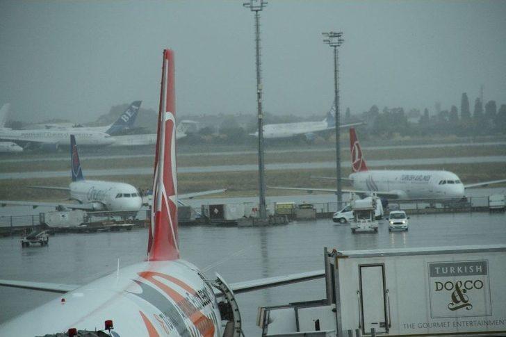 Atatürk Havalimanı’nda Uçuşlara Şiddetli Yağış Engeli G2