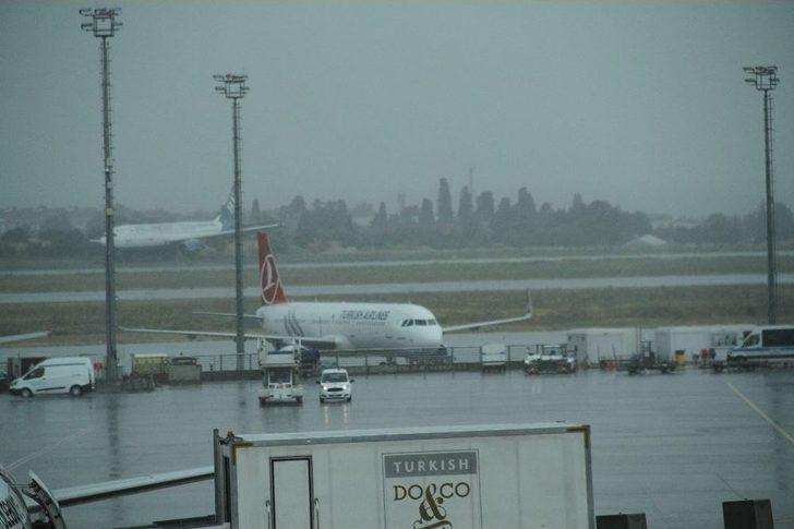 Atatürk Havalimanı’nda Uçuşlara Şiddetli Yağış Engeli G3