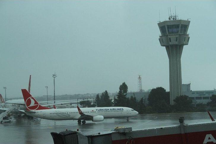 Atatürk Havalimanı’nda Uçuşlara Şiddetli Yağış Engeli G4